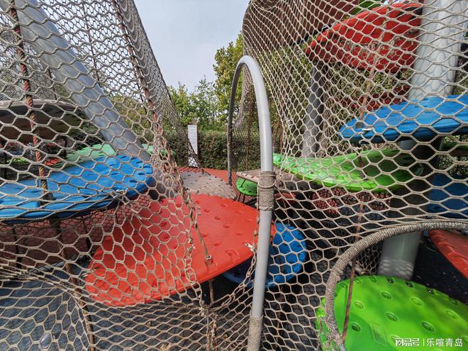 九游娛樂：公園設(shè)施損壞只掛牌不維修？(圖1)