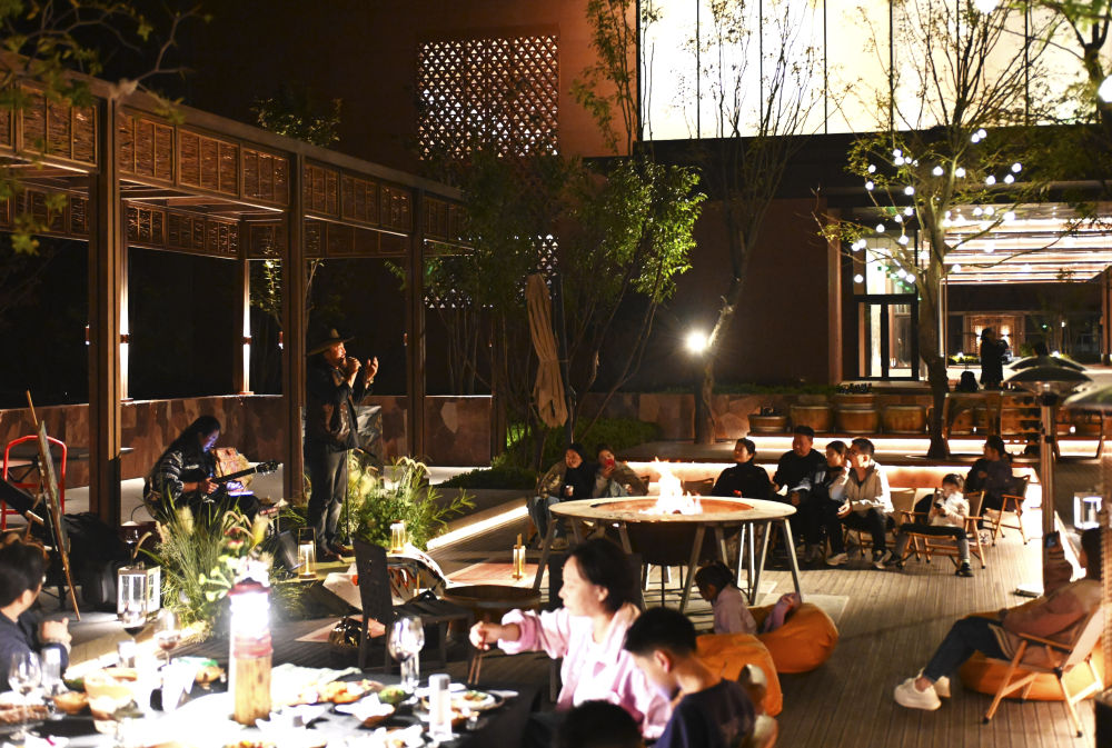九游app：新華視點文旅融合出新出彩 消費市場活力涌動——2024年國慶假期盤點(圖2)