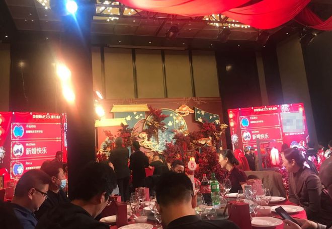 九游娛樂：hi現(xiàn)場推薦一波2024年婚禮現(xiàn)場互動活躍氣氛的小游戲給各位新人(圖1)