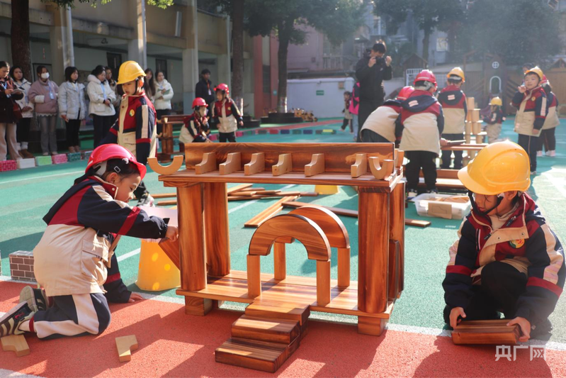 安慶大觀區(qū)2024年幼兒園“區(qū)域游戲組織”專題園本教研現(xiàn)場觀摩活動舉辦(圖2)