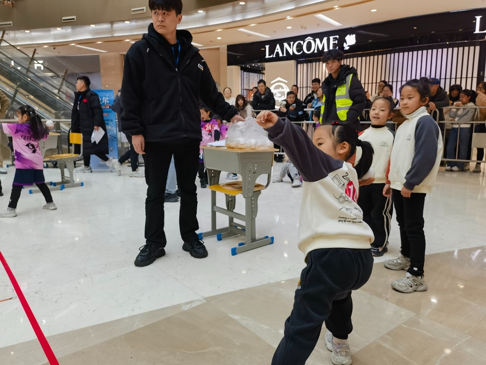 九游app：寧波市少幼兒體育表演大會(huì)舉行 300余名萌娃展示運(yùn)動(dòng)技能(圖1)