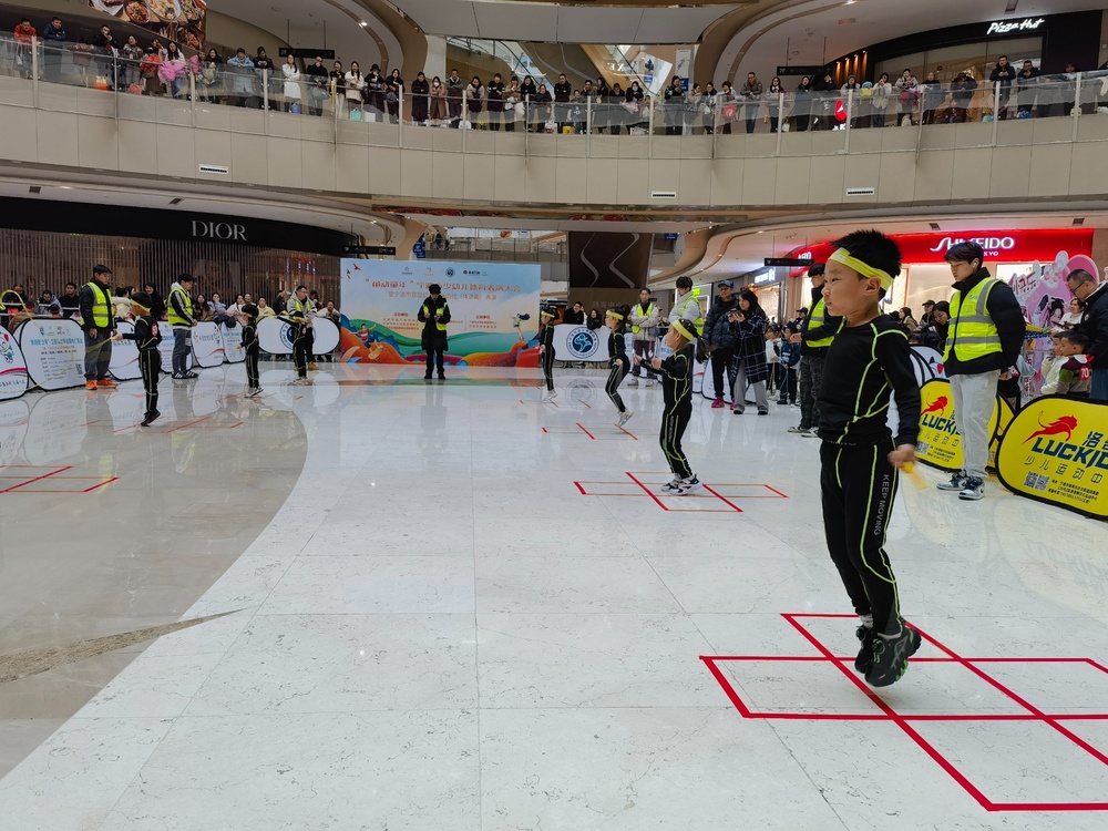 九游app：寧波市少幼兒體育表演大會(huì)舉行 300余名萌娃展示運(yùn)動(dòng)技能(圖5)
