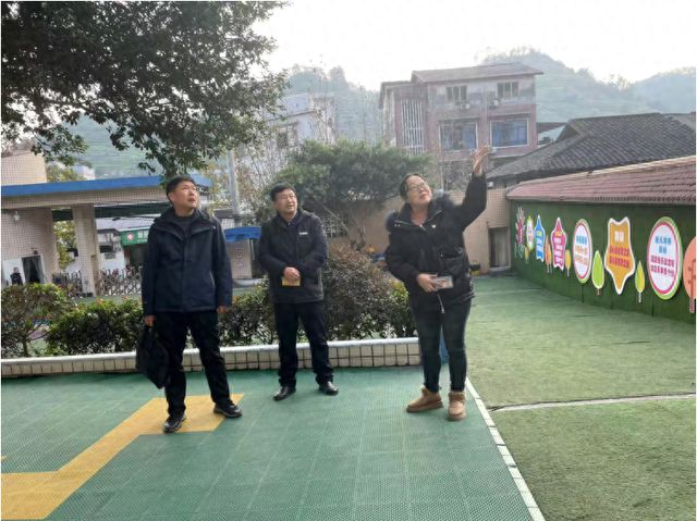 江安縣委教育工委副書記車小剛檢查紅橋鎮(zhèn)中心幼兒園節(jié)前安全工作(圖1)