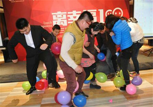 九游app：趣味互動(dòng)：讓?xiě)敉饣顒?dòng)燃爆全場(chǎng)的游戲推薦